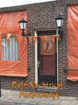716532 Fotopaneeltje, met een afbeelding van de oranjeversiering van Café Vechtzicht, Anthoniedijk 1 te Utrecht. De ...